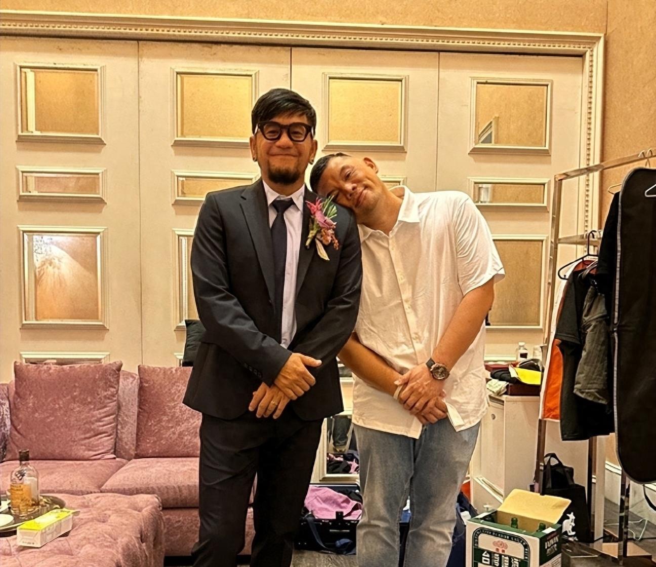 除了阿林之外,明星的多位业内好友也到场庆祝,包括歌手热狗,孙慧伦