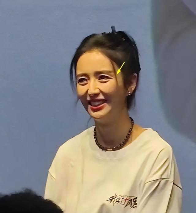 对此,有些网友晒出了佟丽娅的修图和生图,进行对比.