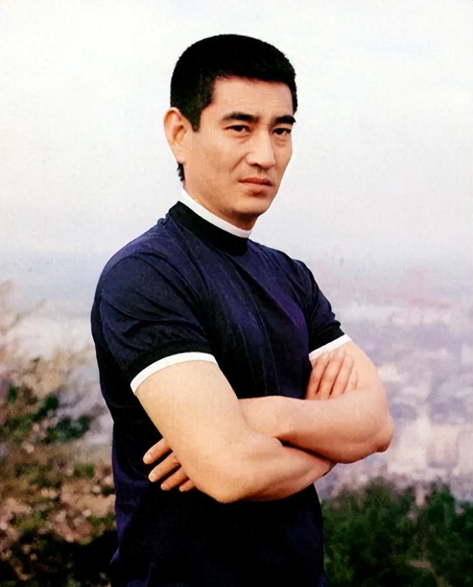 张艺谋拍《千里走单骑》的时候,主演是日本演员高仓健.