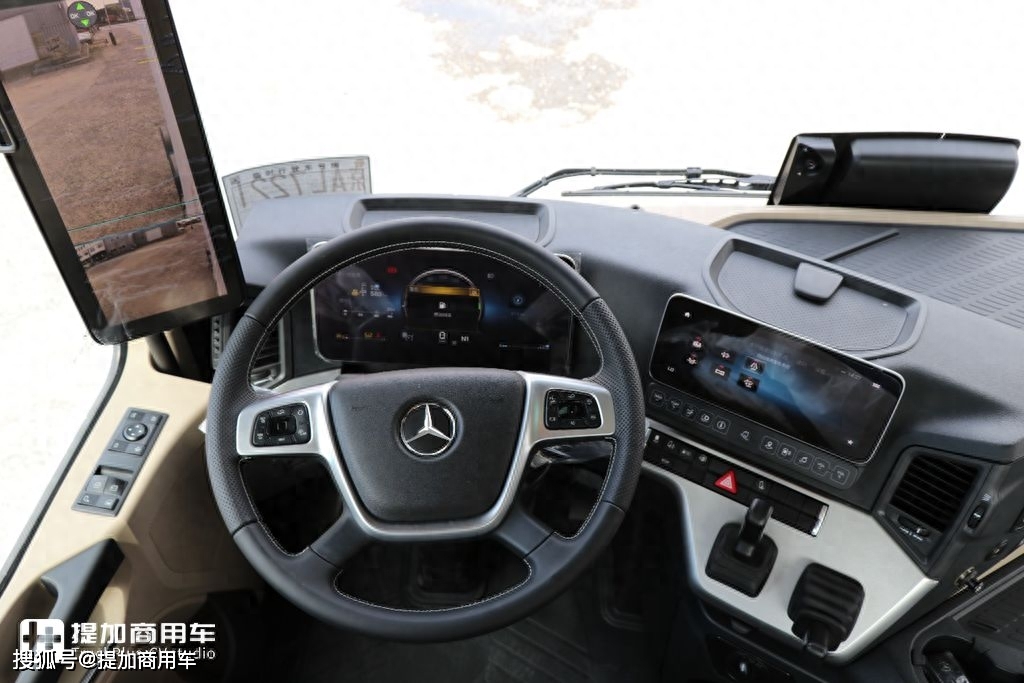 今天拍了一辆奔驰牵引车,新车连反光镜都没有了?_搜狐汽车_搜狐网