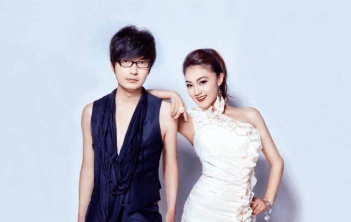 曾名气与凤凰传奇并肩,因车祸从"兄妹"变夫妻,现在