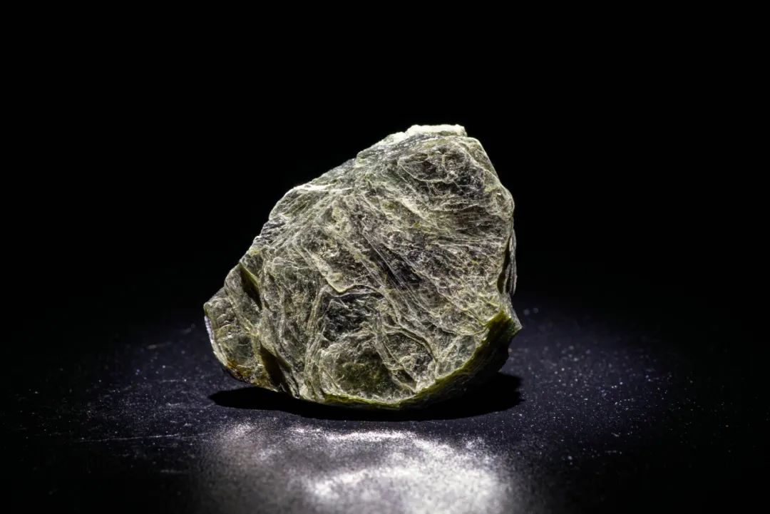 晶体很厚时是一种含水的钾铝硅酸盐白云母主要有黑云母,金云母,白云母