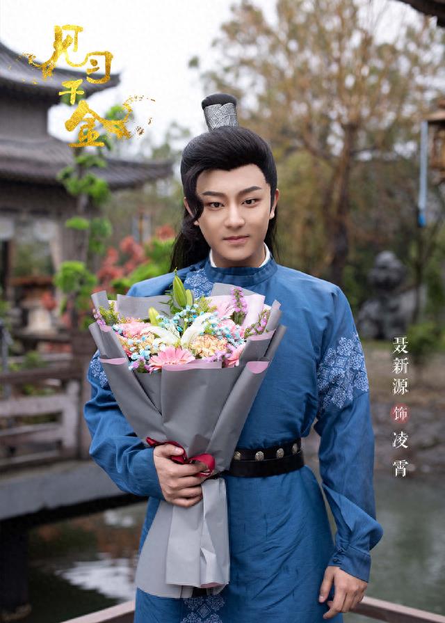 挺佩服这个剧组的,女演员平平无奇,男演员倒是找的