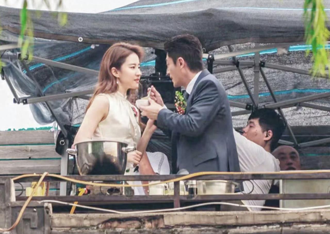 照曝光,露甜笑略微发福,霍建华有高原红状态真实_彭冠英_肌肤_玫瑰