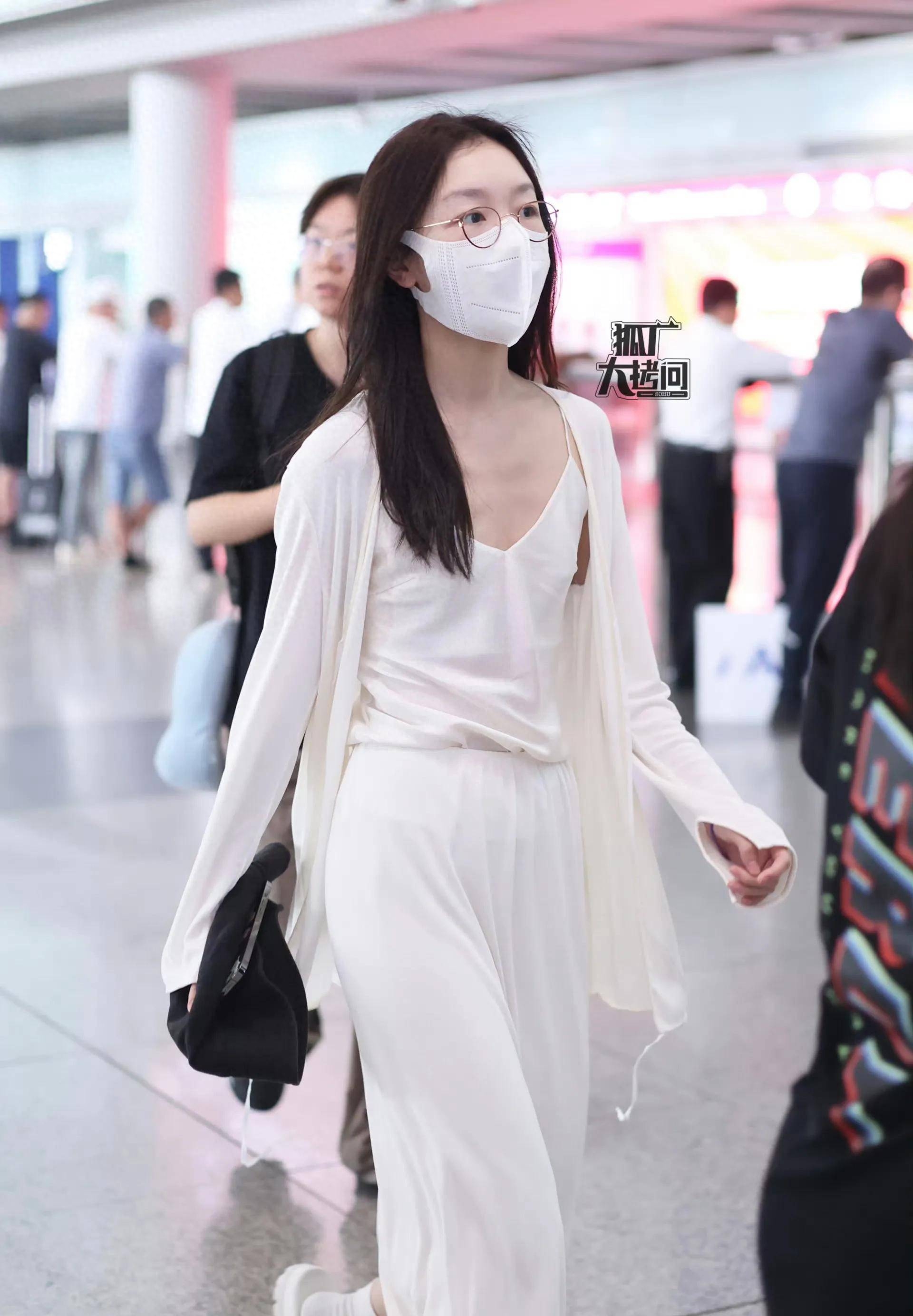 张艺谋新片《坚如磐石》周冬雨再次惊艳,剪短发戴眼镜穿搭很中性_电影