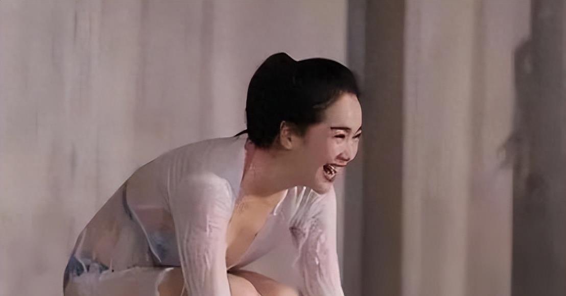 左小青穿泳装下水照迷晕众人,她的气质和魅力让人无法抵挡!_泳衣_的设