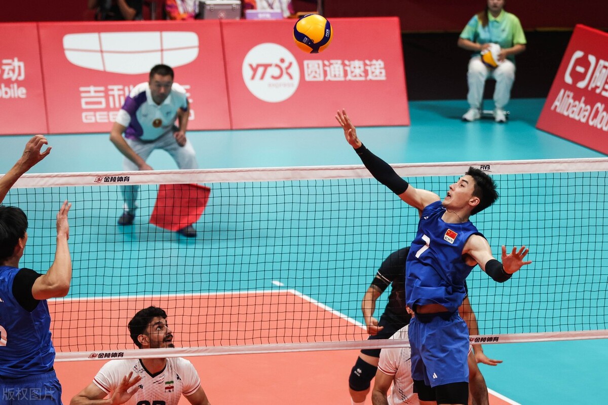 这场决赛,中国男排首发阵容是主攻手沈琼,隋胜盛,副攻手于大伟,王海川