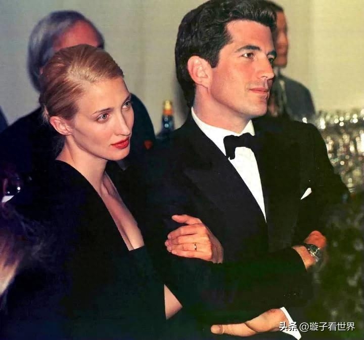 过去这么多年,还是小肯尼迪夫妇的穿搭最耐看_婚纱_卡罗琳·贝_衣服