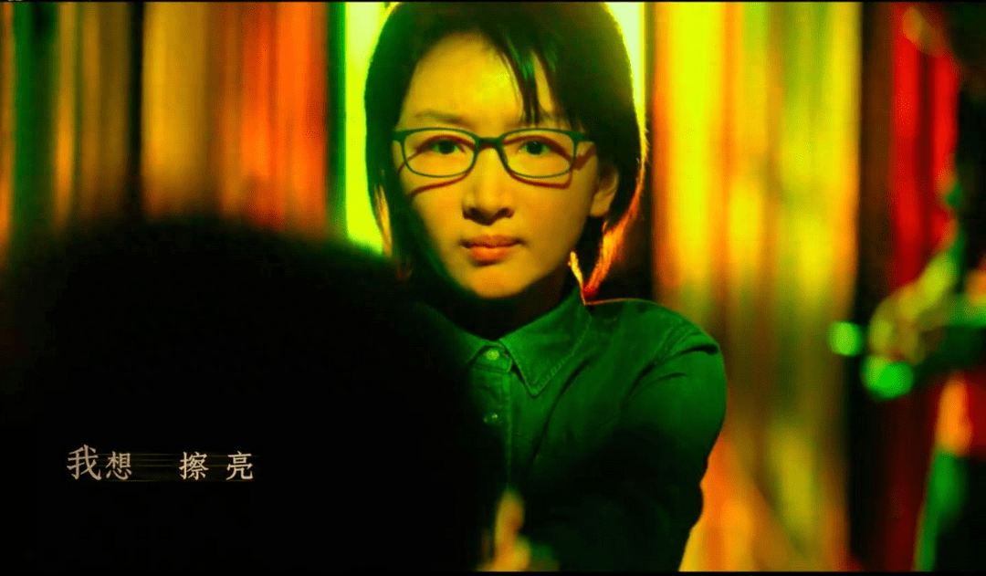 张艺谋新片《坚如磐石》周冬雨再次惊艳,剪短发戴眼镜穿搭很中性_电影