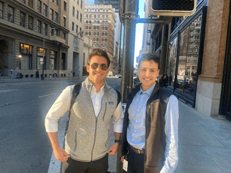 他们穿着背心和衬衫,上半身就像硅谷的精英.