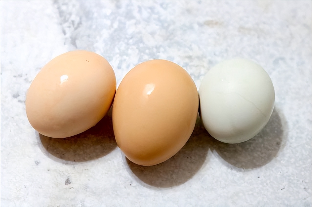 而一些假冒的土鸡蛋,可能会用一些化学染色剂或添加一些色素,让