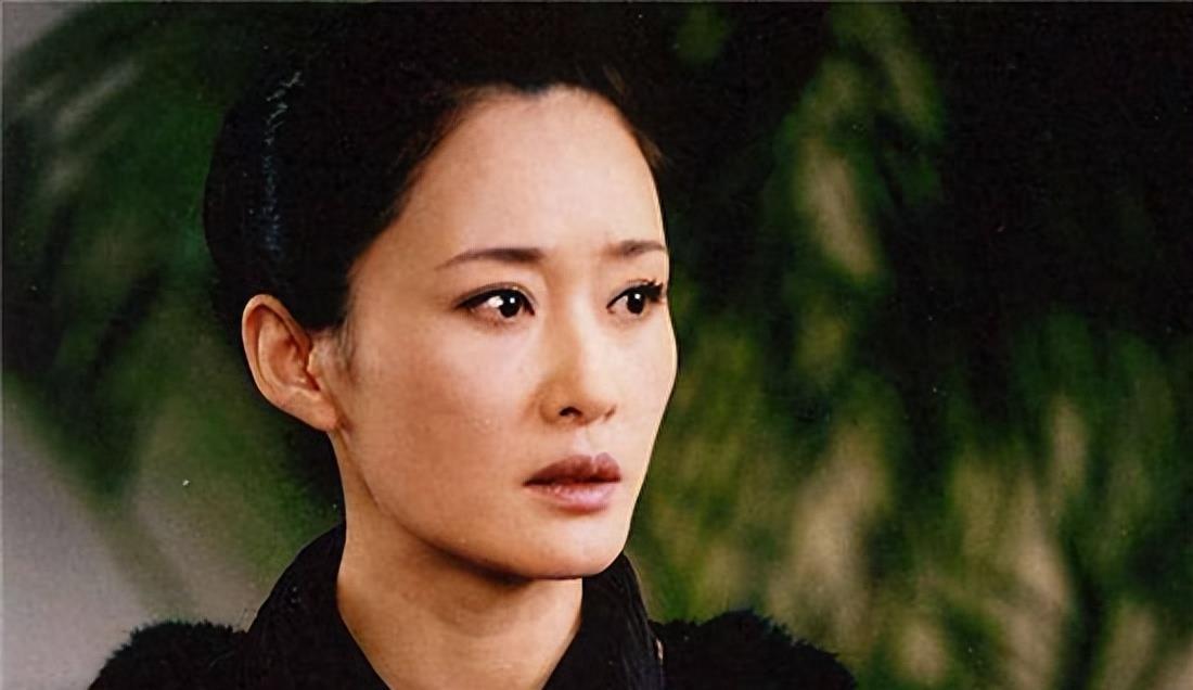 然后在电影《围城》中,盖丽丽扮演了迷人的"包小姐".