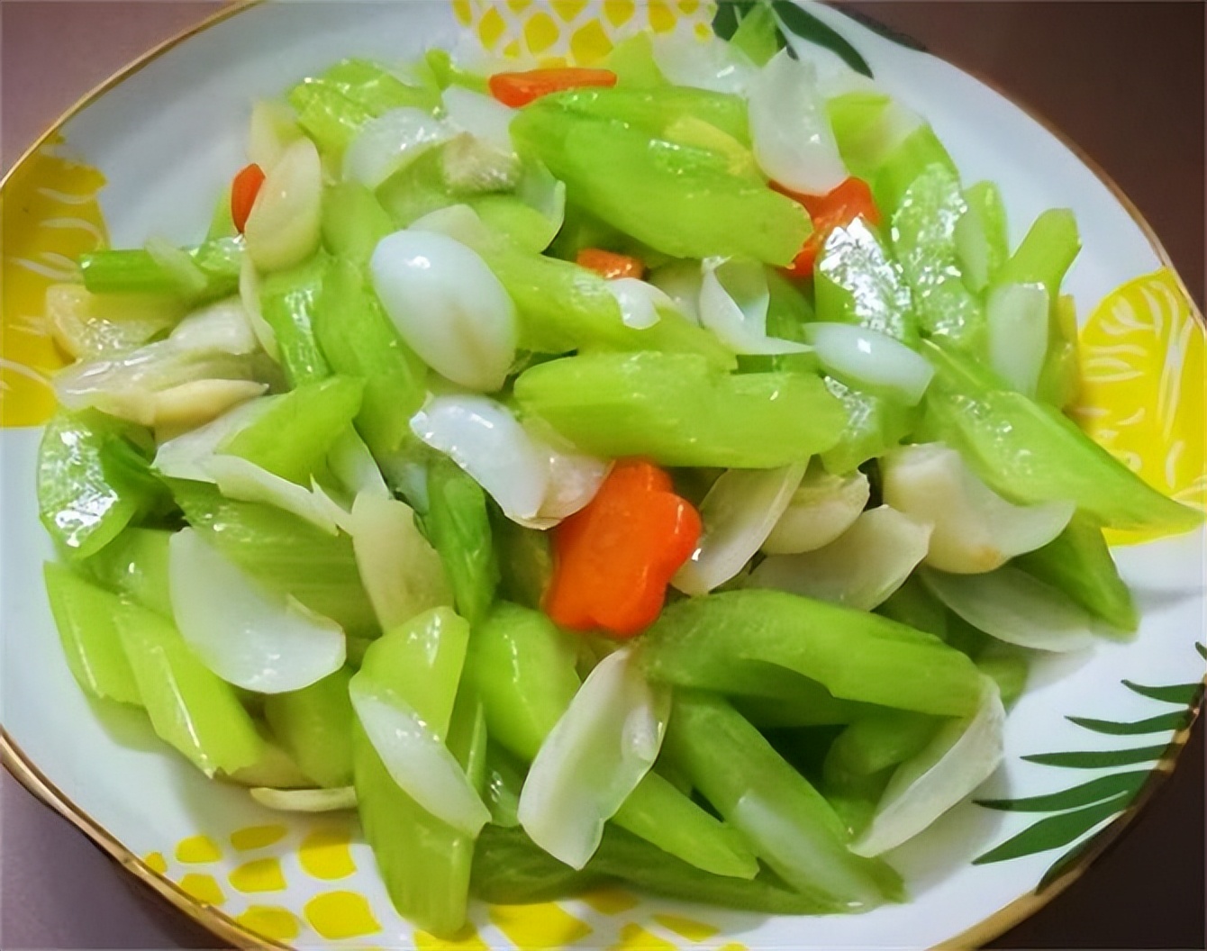炒芹菜，芹菜别直接下锅炒，多做这一步，颜色翠绿入味，肉丝香嫩_口感