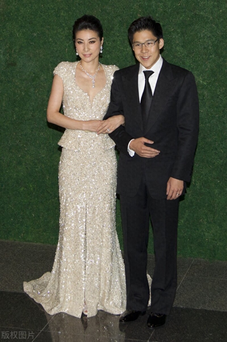 2012年郭晶晶大婚,亲生父母坐不上主桌,背后原因令人泪目_霍启刚_霍家