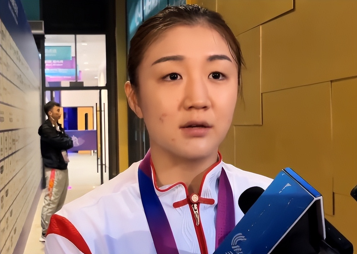 陈梦击败日本夺冠后,发言却被教练马琳拦住话筒,网友评论一边倒_因为