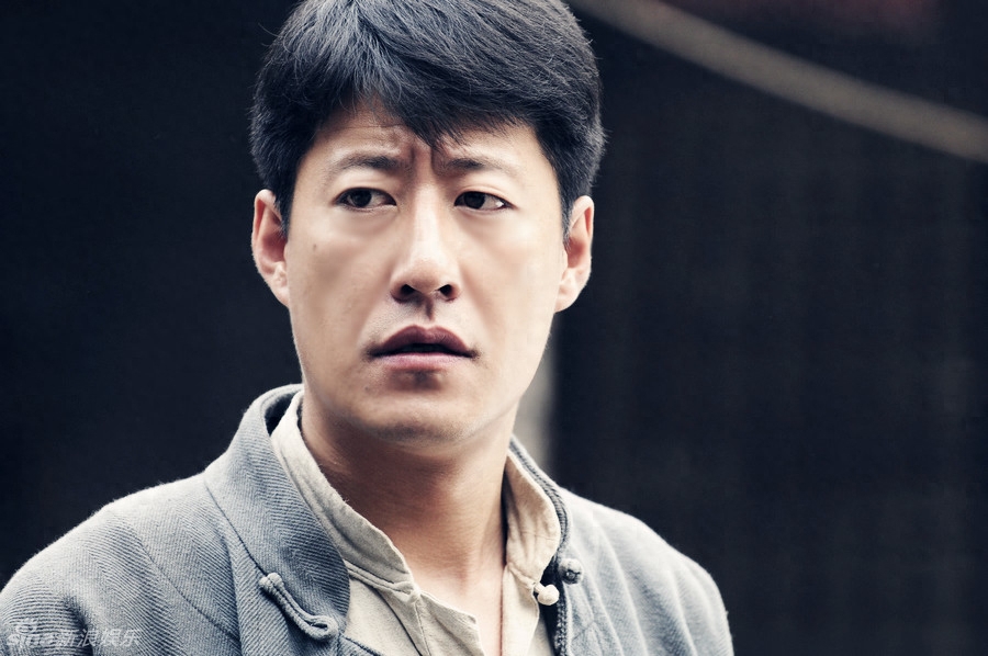 48岁演员于震回归山东老家,住青砖瓦房四合院,房顶舞蹈惊艳全场_生活