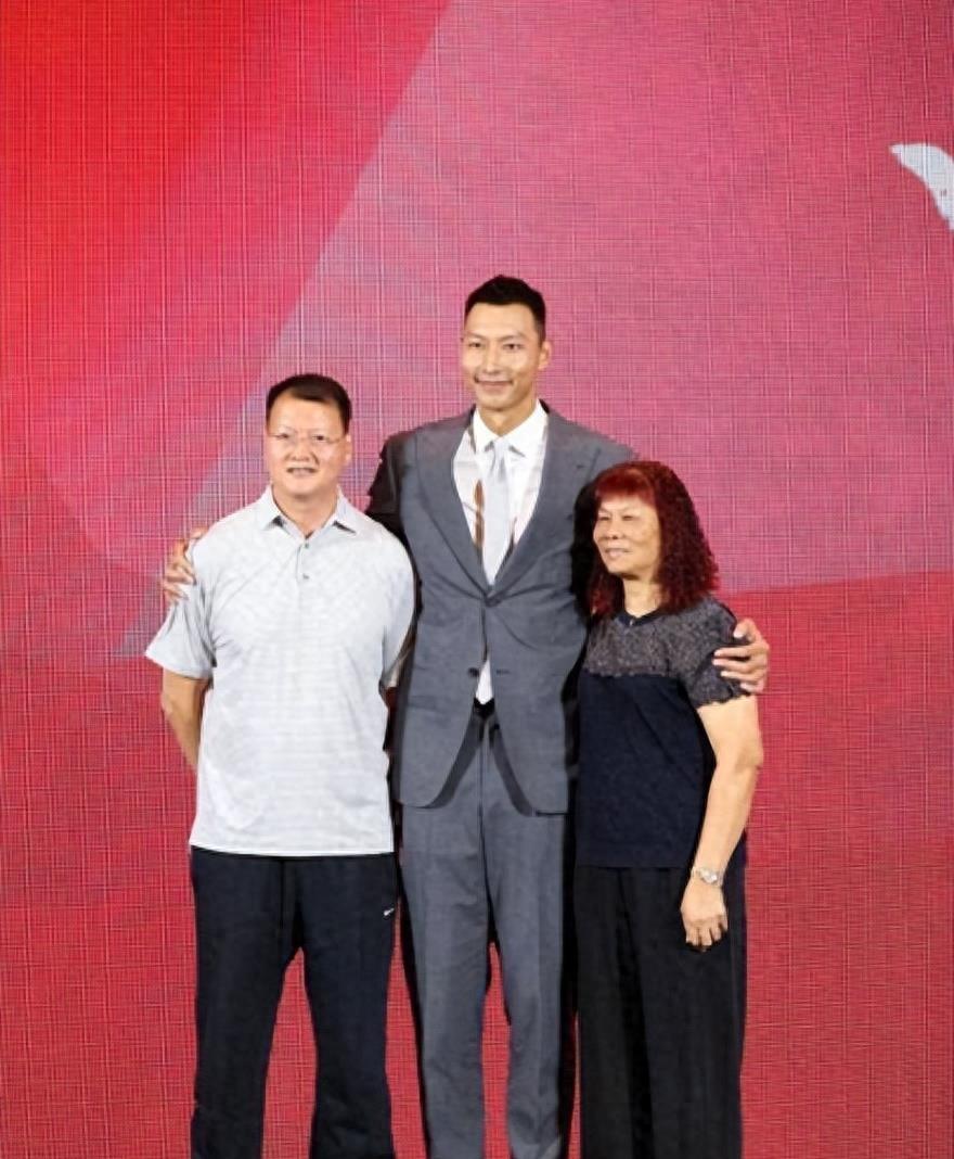 易建联:27岁娶巴西足球宝贝,36岁退役,生两儿子成人生赢家_家庭_社会