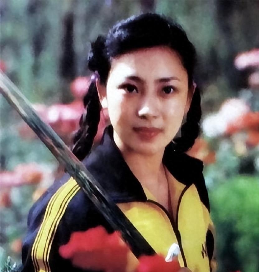 利智62岁幸福难掩,被李连杰抛弃,住贫民窟10年的黄秋燕怎样了_武术