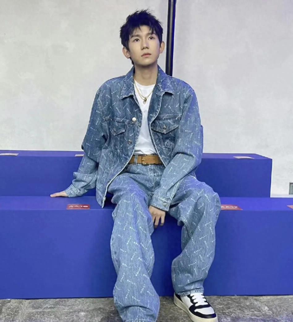 王源的短发清爽又好看.