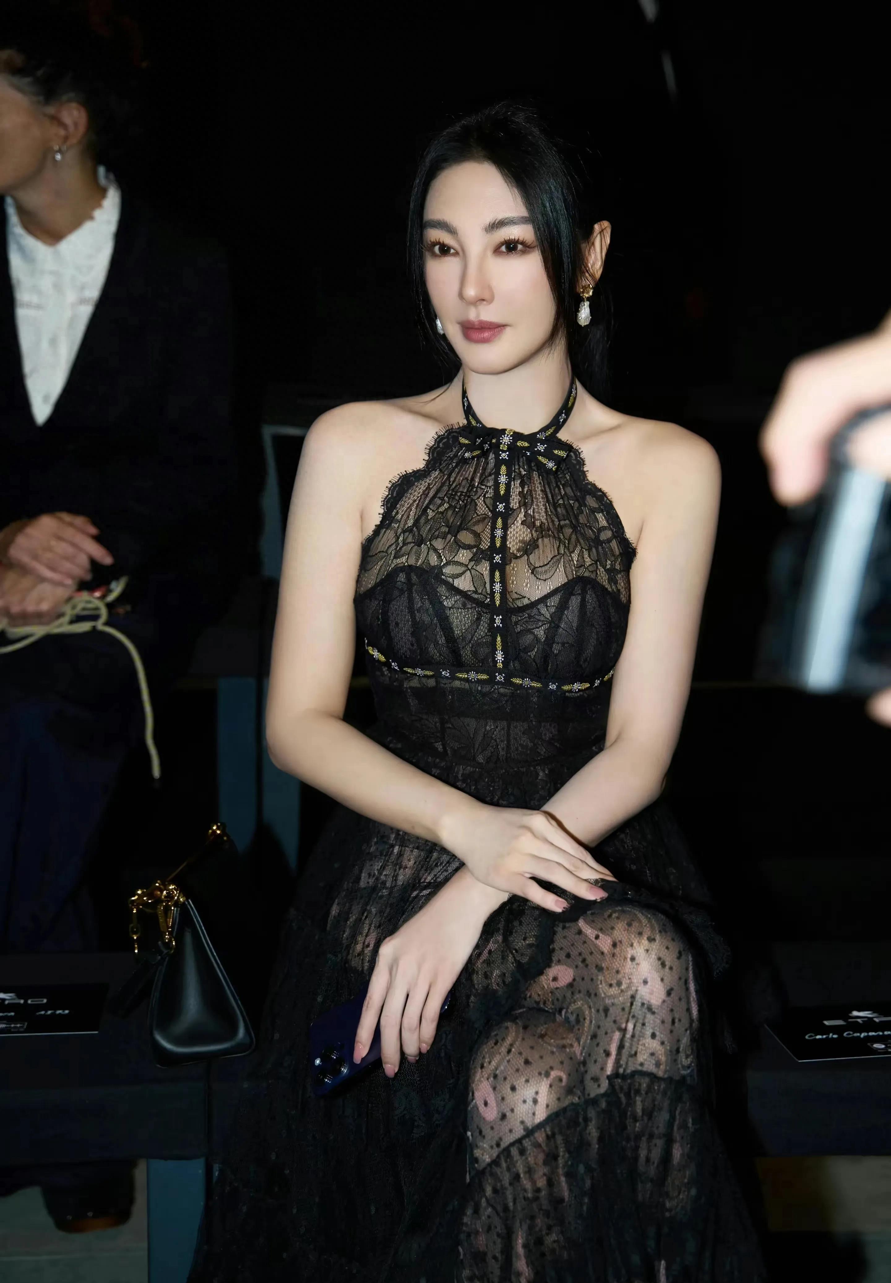 米兰时装周:张雨绮透明蕾丝长裙,性感与优雅的完美结合_时尚_裙子_的