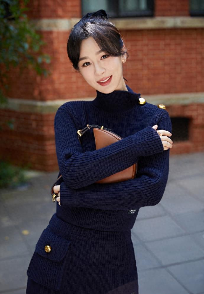 上半身的奢华毛衣和下半身的裙子都很薄,这使得杨紫的脸更加美丽.