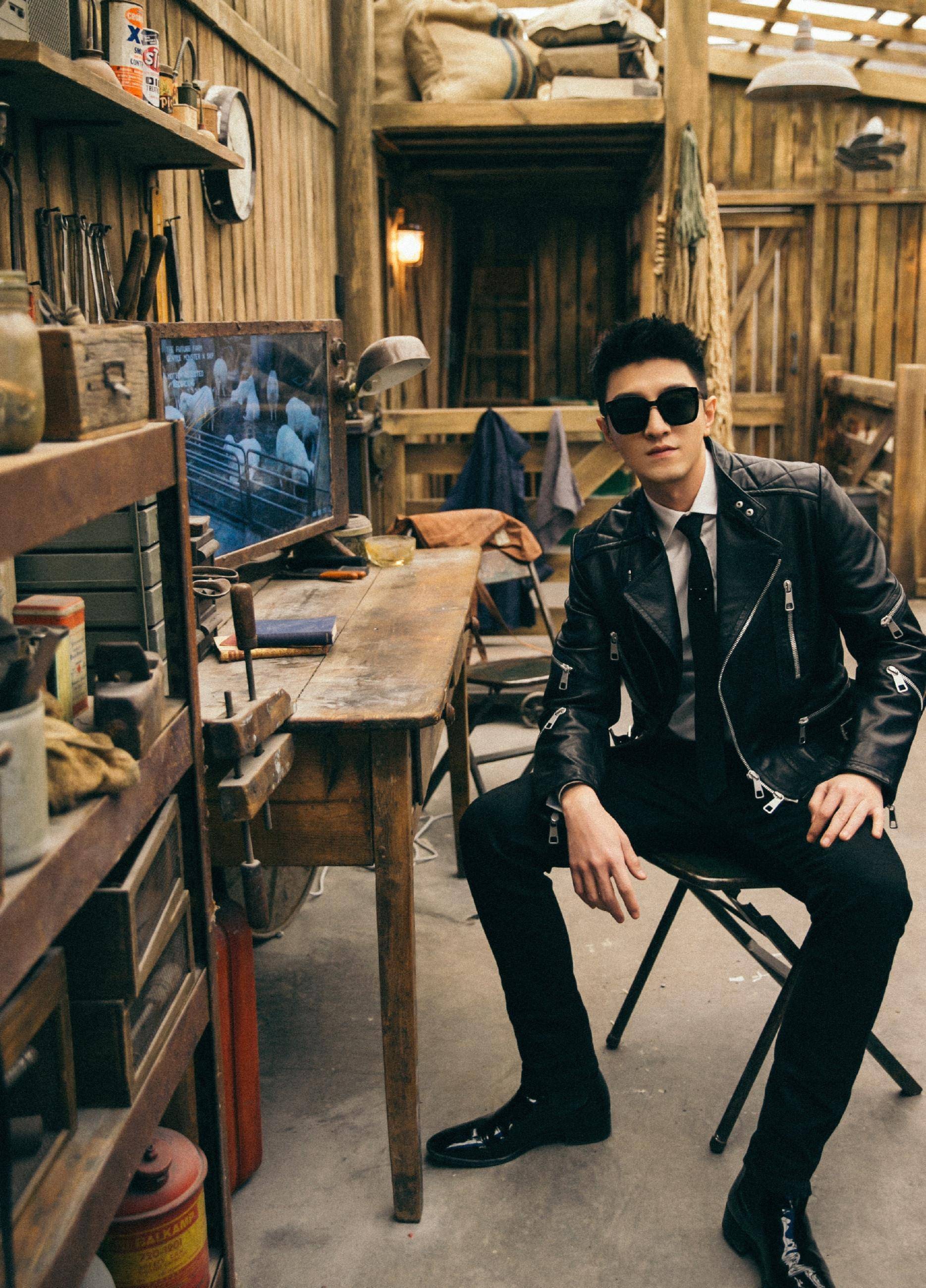 瞧瞧金瀚的粉色搭配,典型的花美男!_皮衣_黑色_时尚