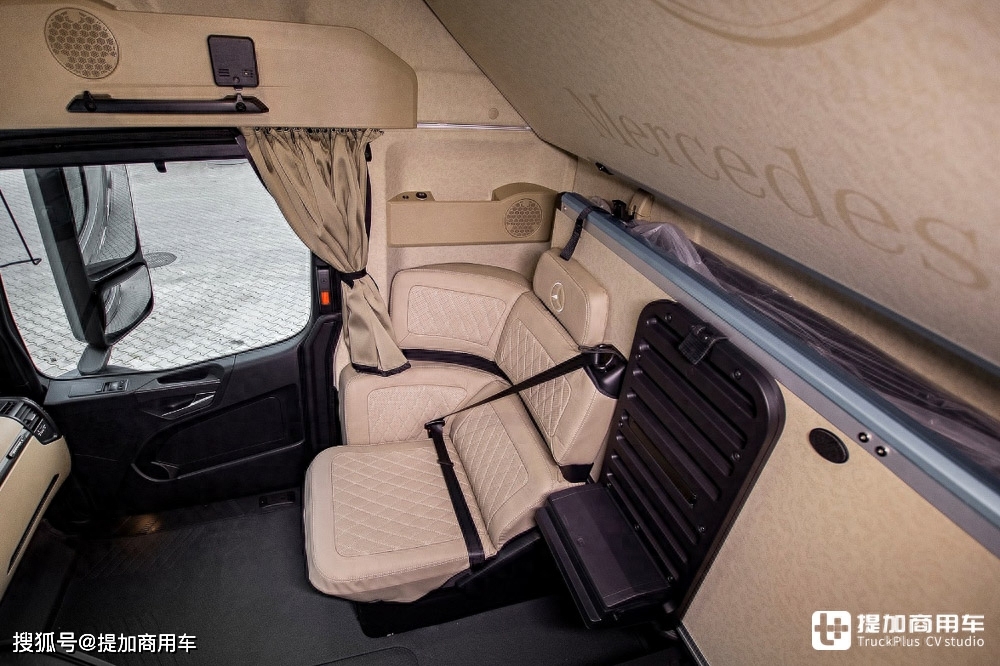 这台actros l edition 3搭载了奔驰solostar单人生活舱内饰套件.