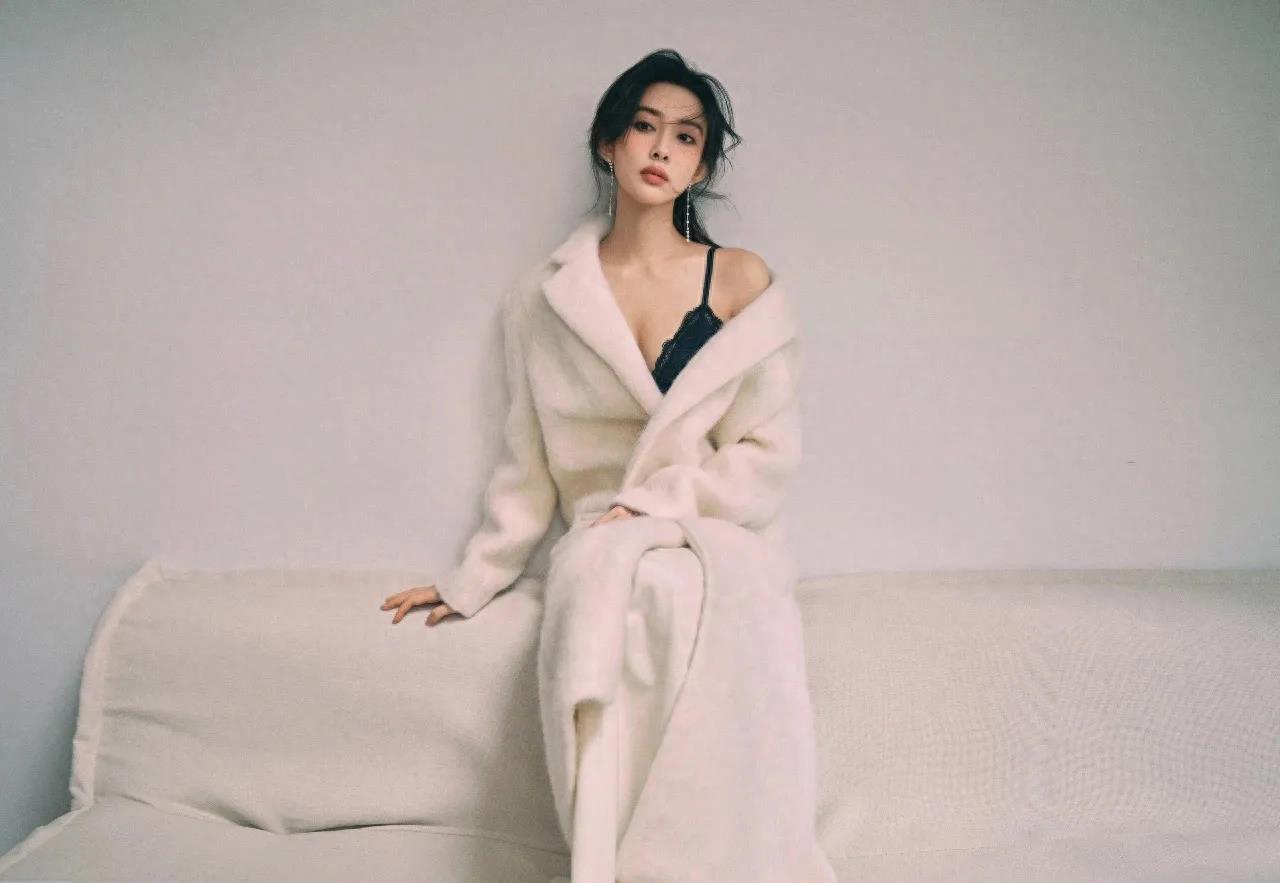 27岁孟子义登上《男人装》金九刊封面,深v领搭配蕾丝文胸,看起来性感_