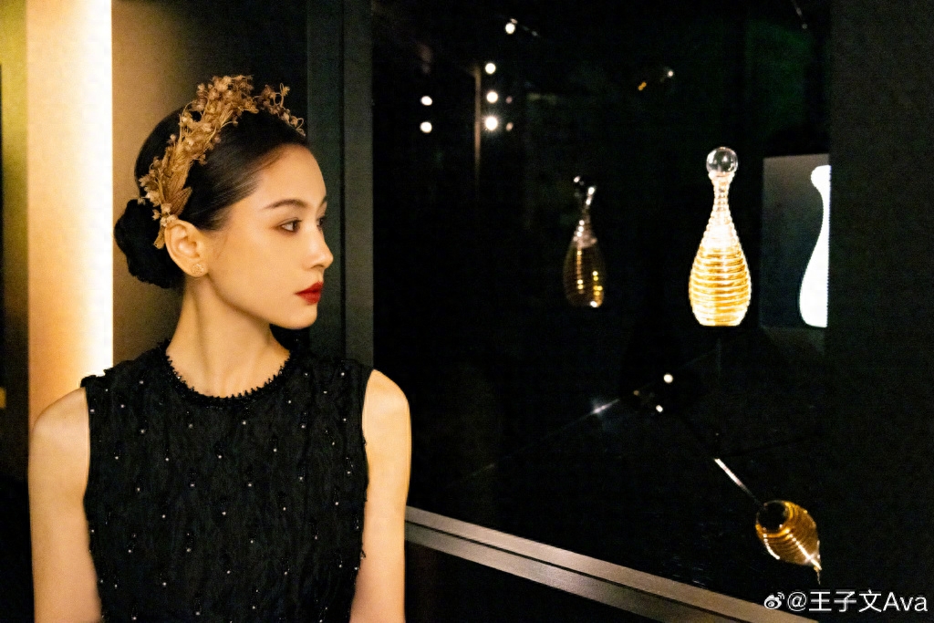 王子文好优雅,一袭黑色长裙配金色皇冠优雅贵气,白裙很女神范儿_比例
