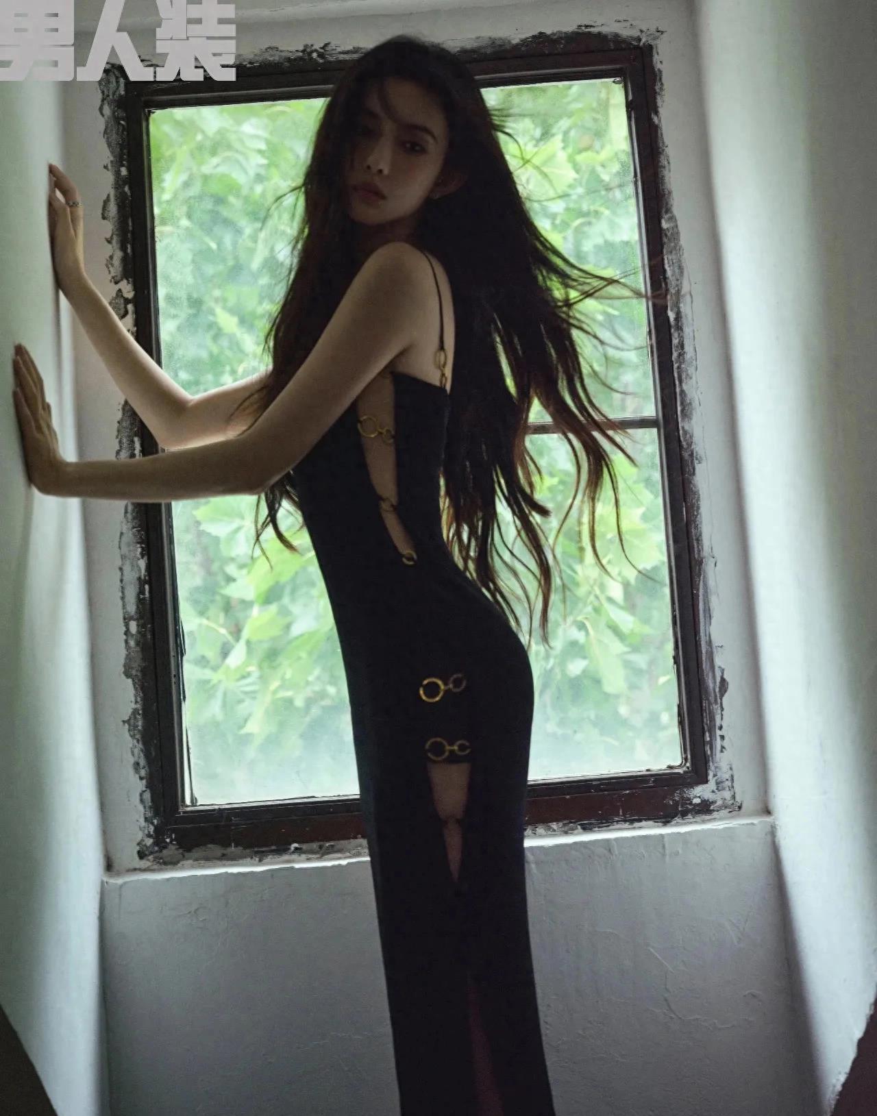 27岁孟子义登上《男人装》金九刊封面,深v领搭配蕾丝文胸,看起来性感