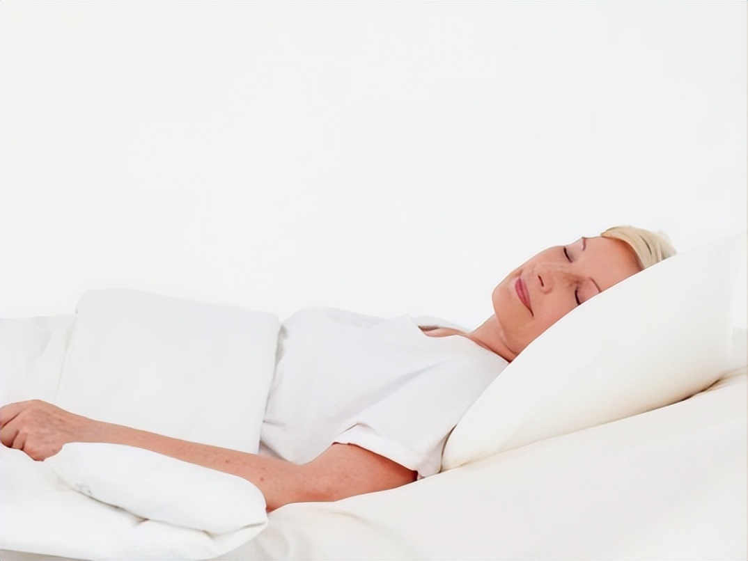 不过大家要知道长久卧床会造成肌肉萎缩,所以卧床缓解了腰痛之后最好