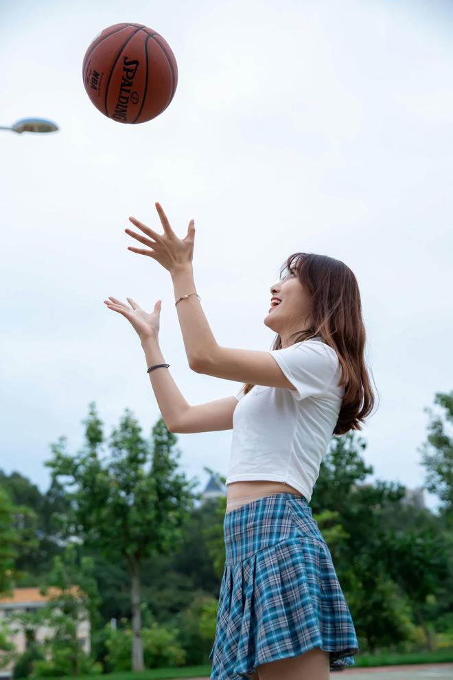 美女运动穿搭新潮流,篮球与肉丝高跟的时尚碰撞