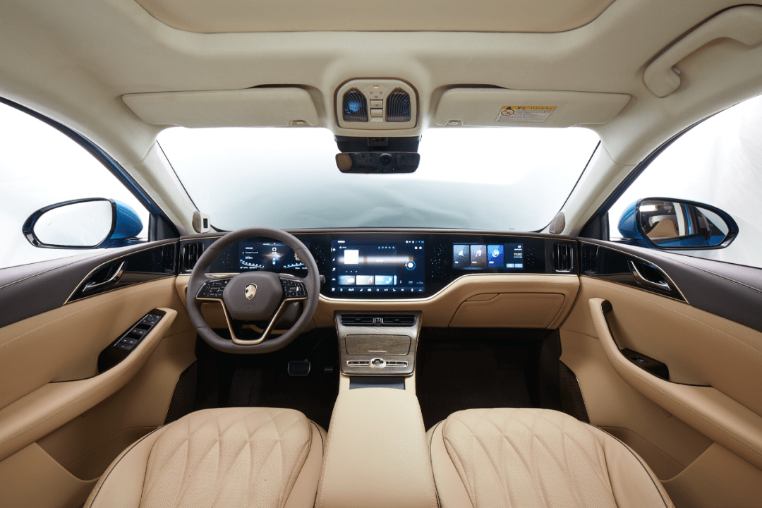 尤其座舱部分还搞了一个类似奔驰eqs那种整体的三联屏,在它这个价位还