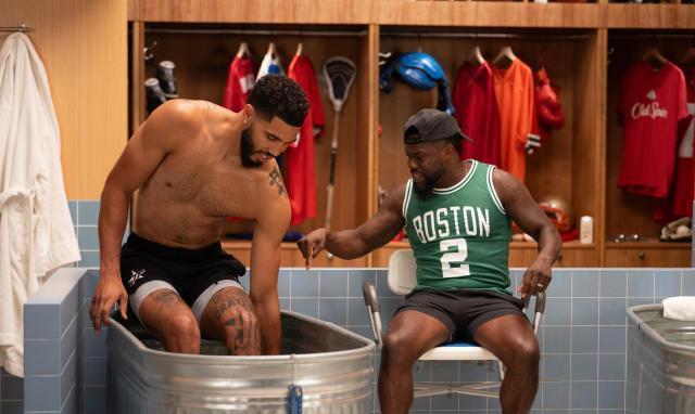 塔图姆参加冰桶秀,哈特戏耍后穿上deuce球衣,力挺76人遭轻视_凯尔特人