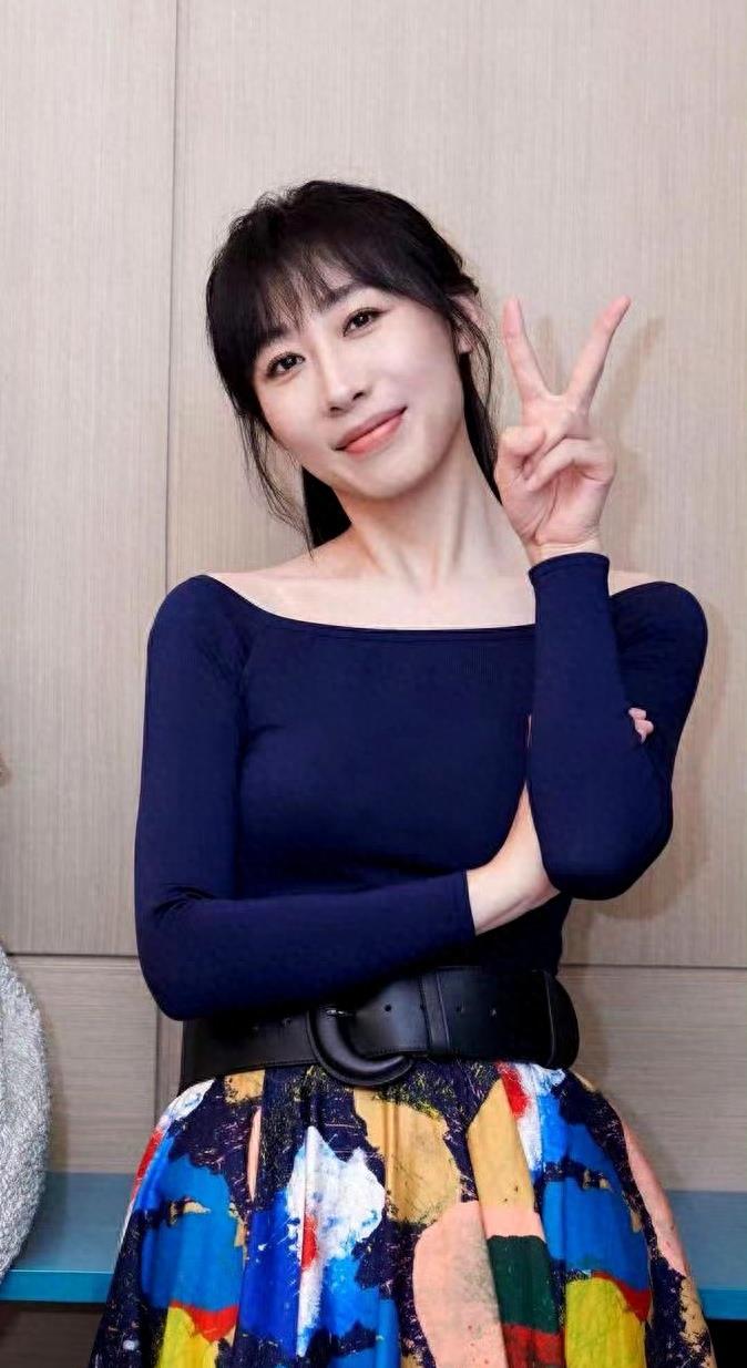 杨幂美艳像嫦娥,莫文蔚满分贵气,张小斐美疯了_连衣裙_显得_衣服
