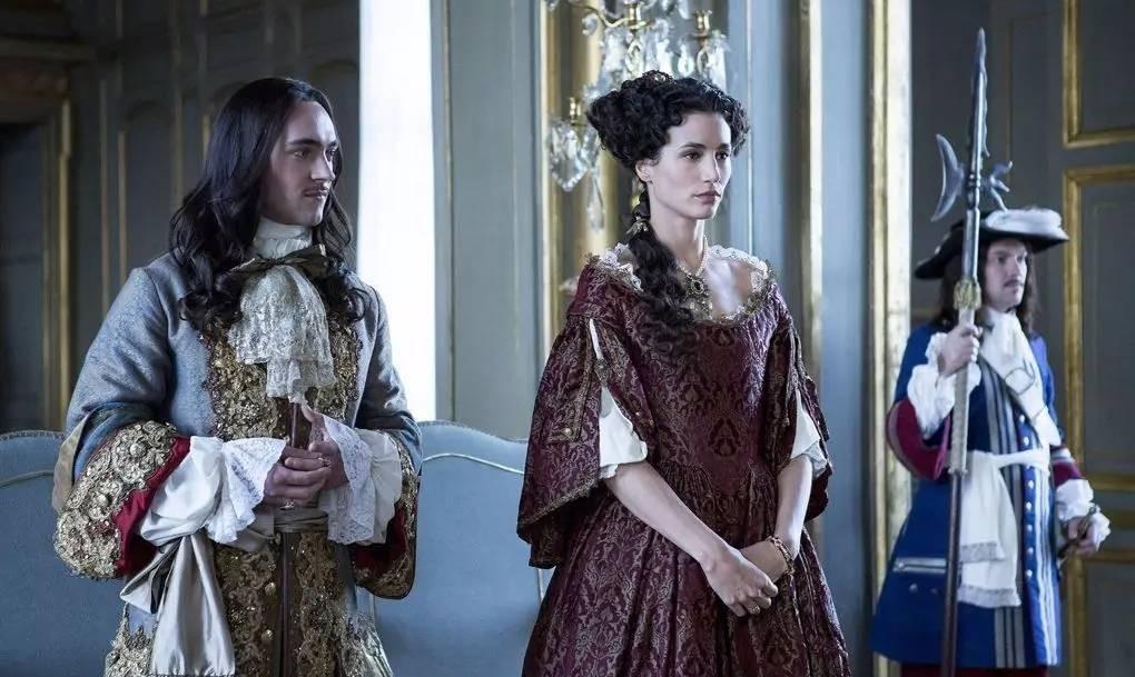 路易十四:活了77年只洗过7次澡,10米开外臭气熏天,香水盖不住_太阳王