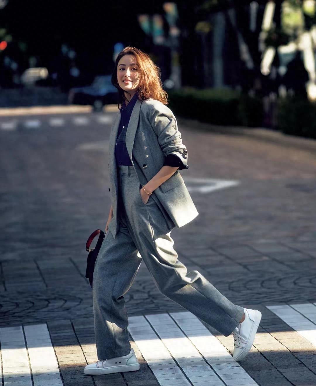 周迅"眼镜杀"现身开会!