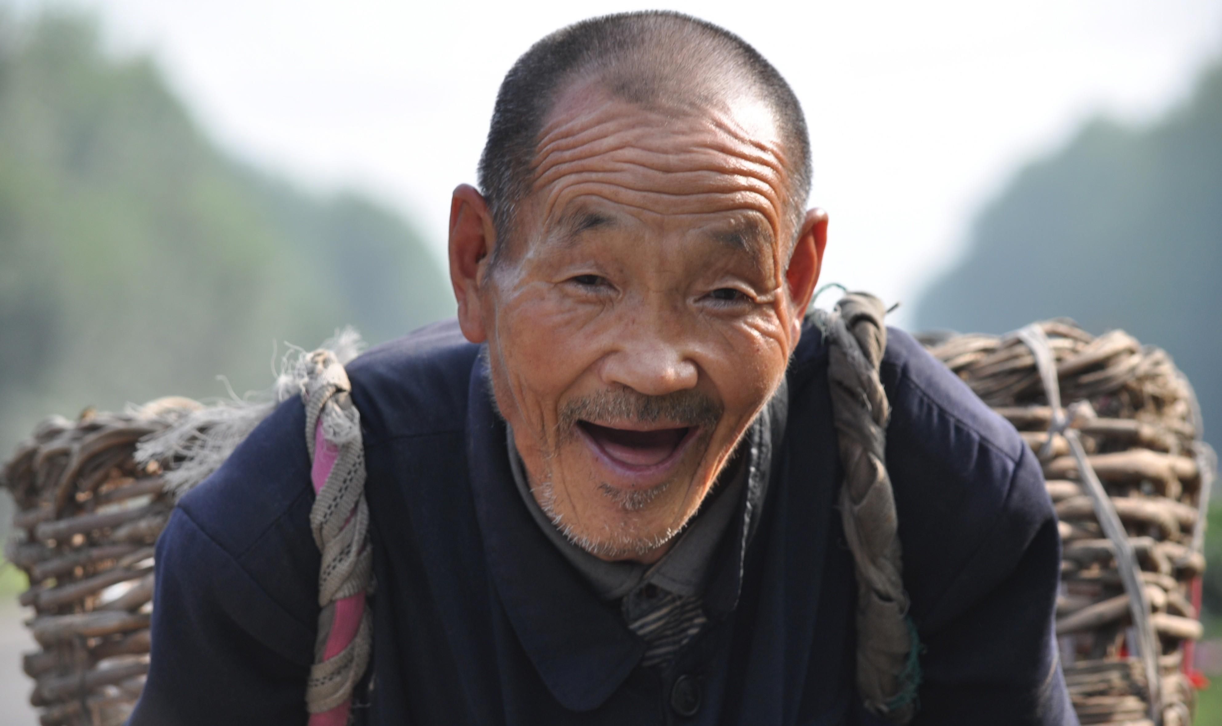 上班途中,偶尔会遇到一位驼背老人,背着桑条筐沿途捡着路旁的空塑料瓶