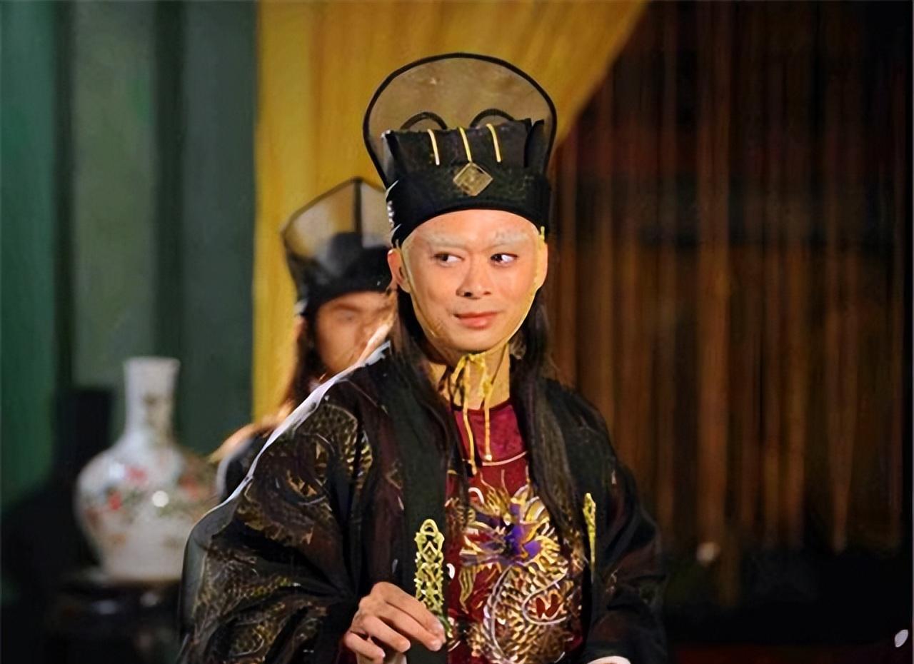 受过净身宫刑后,能够近身服侍皇帝和妃嫔的男子,成了太监的男人不仅会