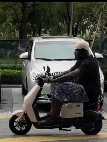 或许是看到哈登的套路与玩法,奥尼尔也来到了我们的网络达人直播间,有