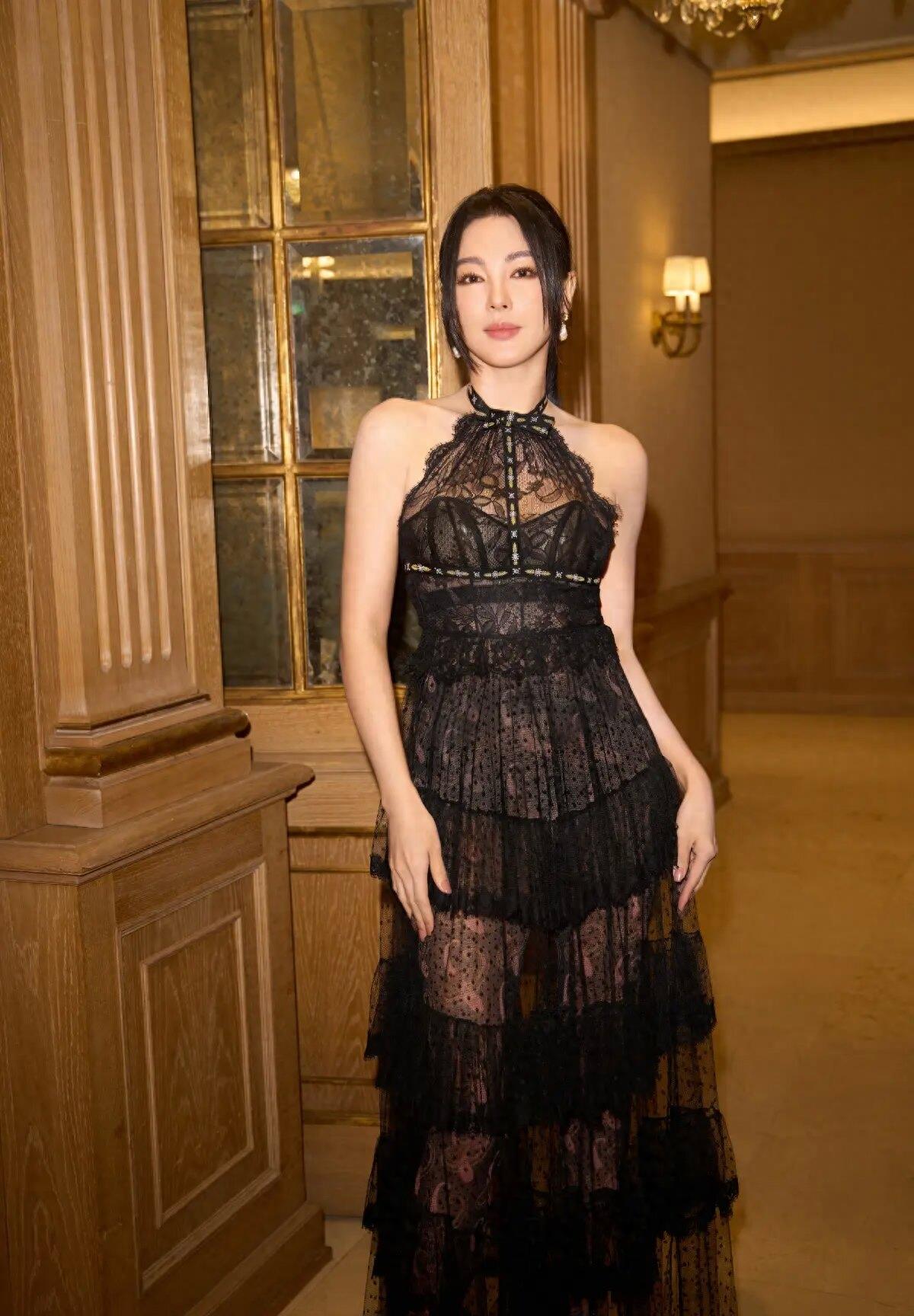 张雨绮的人品确实很好,身穿黑色透明蕾丝裙的她看起来好迷人,美出国了