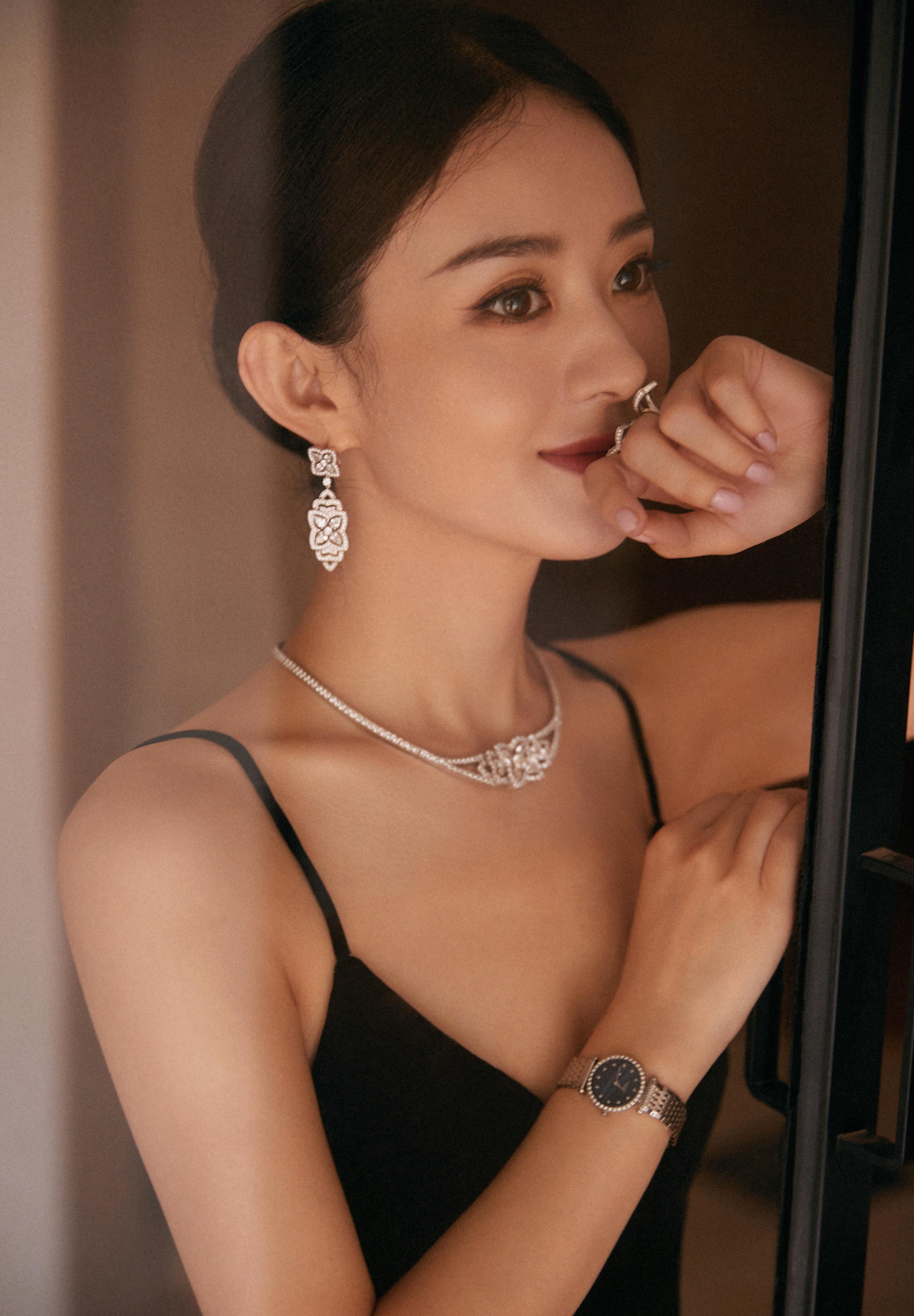 赵丽颖白玉兰红地毯丝绒黑裙秀出她美丽的背影