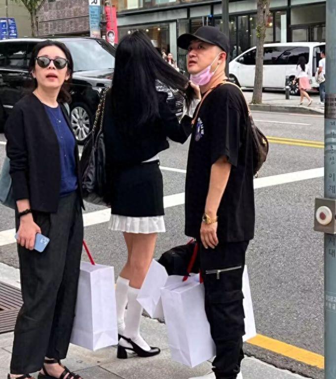 包贝尔夫妇现身韩国购物,包文婧的着装引起热议,凉鞋丝袜被批评太俗气