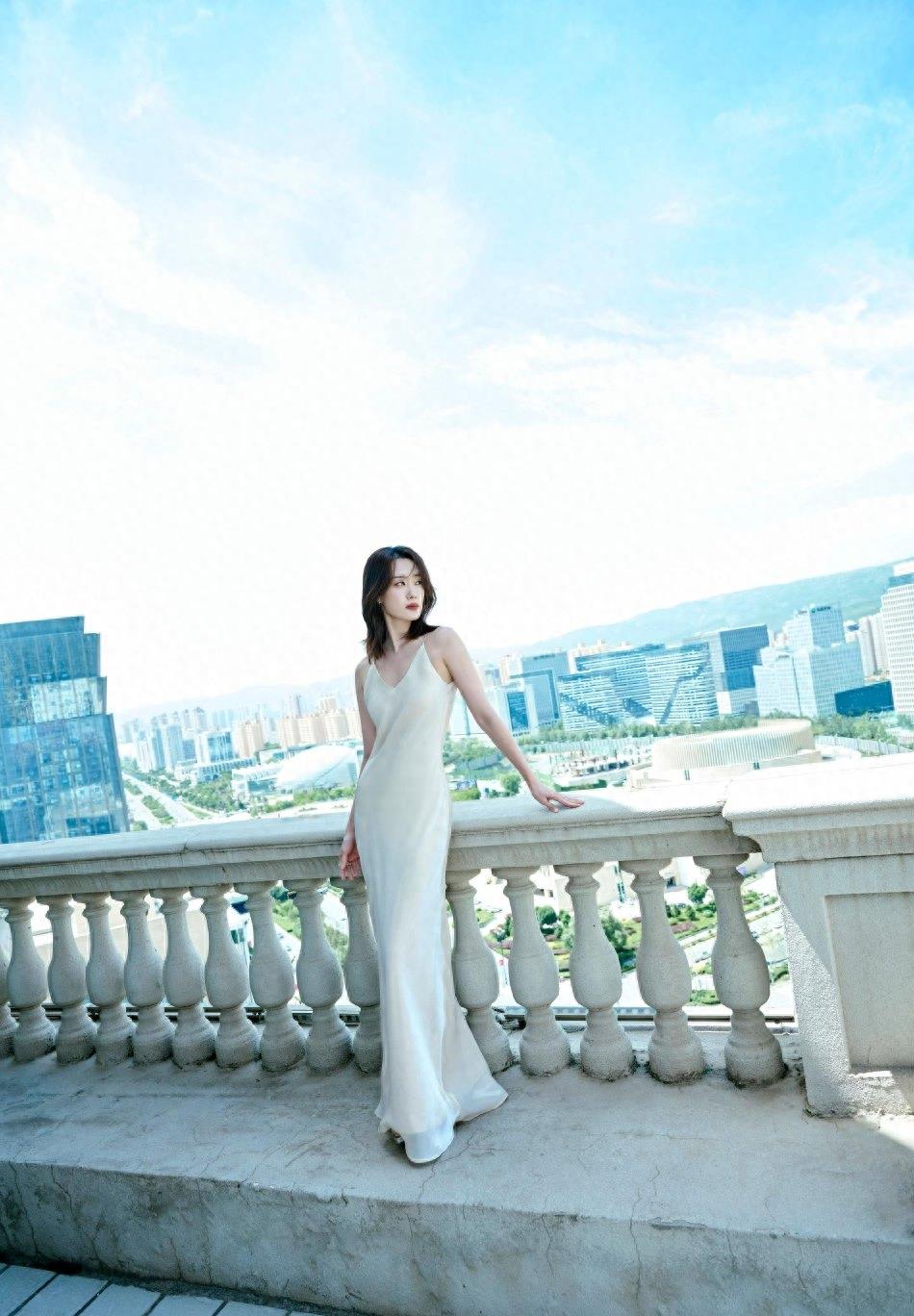 张小斐最新拍摄的照片中,身穿白色丝绸吊带长裙,凸显出她的女性气质