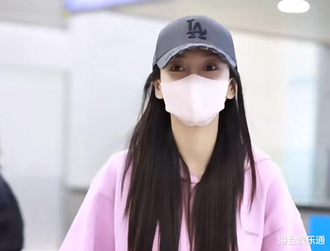 angelababy结束巴黎行程回国,继续对疯马秀事件保持沉默_上海机场