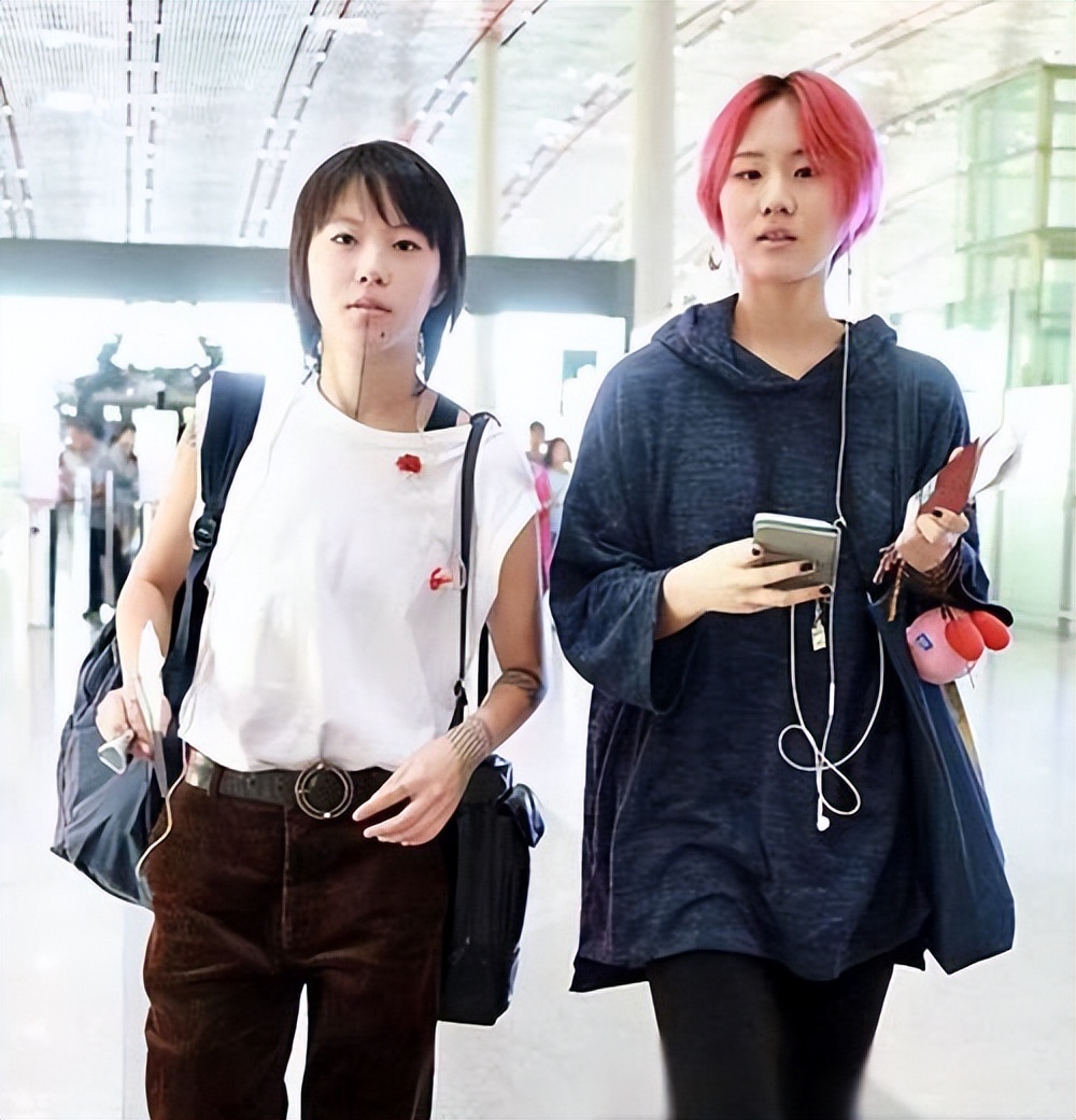 曝光撞脸黄渤,被曝拒绝参加酒会宁愿享用18元油泼面_网友_王菲_窦靖童