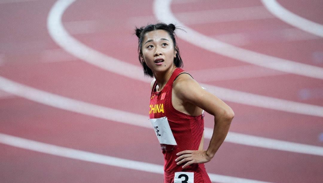 葛曼棋破纪录夺女子百米金牌,赛后激动落泪,韦永丽给予温暖安慰_选手