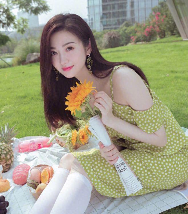 上身搭配带有婴儿呼吸图案的绿色吊带.这件绿色袜裙搭配白色袜子.