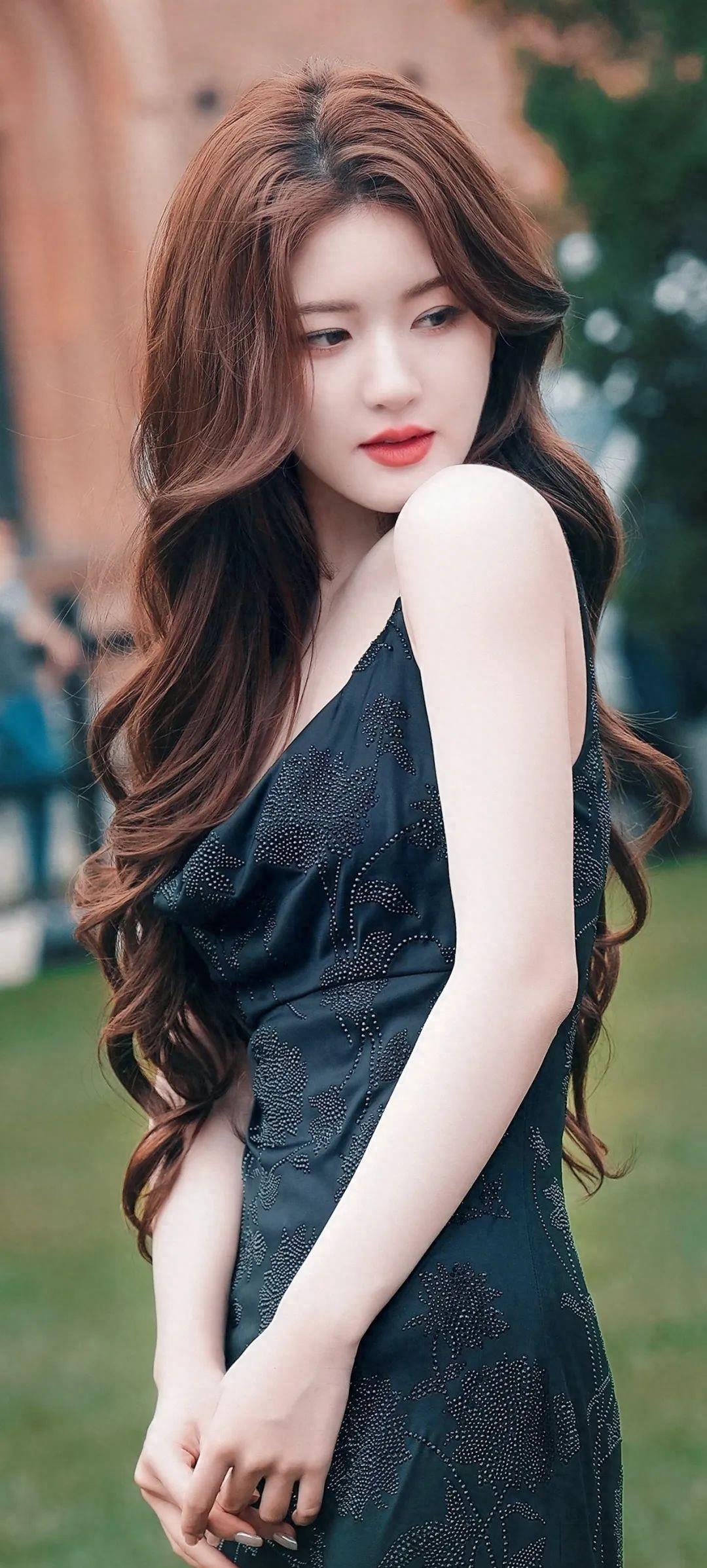 黑色吊袜带裙,明艳靓丽,令人窒息 米兰时装周_裙子_时尚_魅力