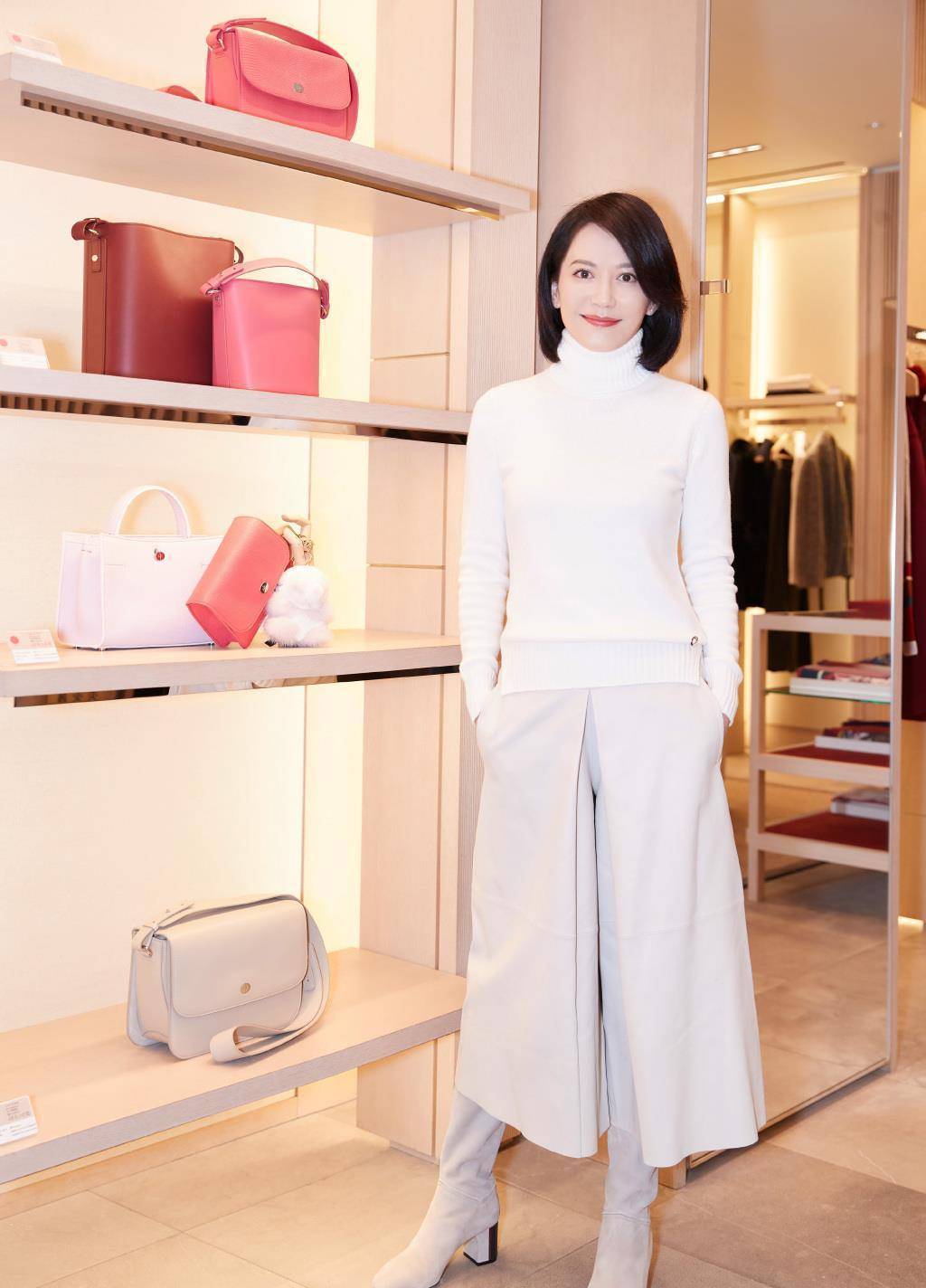 俞飞鸿穿搭真"接地气",休闲混搭配短发,造型显得又飒又美_身材_女生